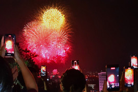 Pháo hoa rực sáng trên bầu trời Điện Biên Phủ