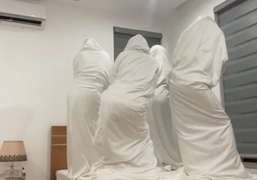 Vũ điệu chùm chăn lắc hông gây sốt mạng