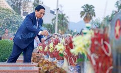 Thủ tướng dâng hương tưởng niệm, tri ân các Anh hùng, liệt sĩ tại Điện Biên Phủ