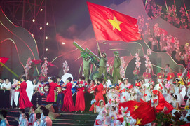 Tái hiện hình ảnh chiến sĩ Điện Biên kéo pháo tại quảng trường 7/5