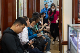 Bất chấp giá vàng cao chưa từng có, nhiều người vẫn xếp hàng chờ mua