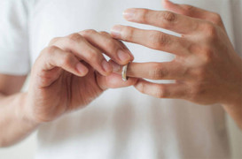 Vợ sắp cưới ôm tôi khóc, thú nhận đang 'say nắng' người đàn ông khác