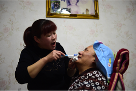 Chồng tỉnh dậy sau 10 năm sống thực vật, lời nói giản dị của vợ tạo nên kỳ tích