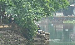 Phát hiện thi thể nữ sinh đeo balo chứa gạch dưới hồ ở Hà Nội