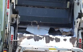 Ngủ quên ở thùng rác, người đàn ông bị nghiền chết thương tâm trong xe rác