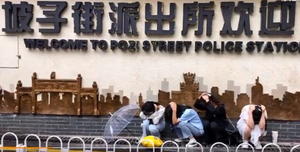 Khó hiểu giới trẻ Trung Quốc đua nhau đóng giả tội phạm bị bắt để chụp ảnh