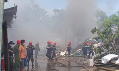 Cháy nhà kho ở Đà Nẵng, khói lửa bốc lên ngùn ngụt
