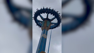 Đu quay hỏng giữa chừng, hàng chục du khách bị treo ngược trên không trung