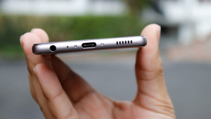 Lỗ tròn nhỏ dưới đáy điện thoại có công dụng gì?