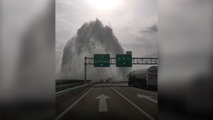 Nước phun như thác trên đường cao tốc