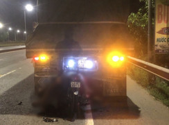 Tông xe đầu kéo đậu bên đường, nam thanh niên tử vong