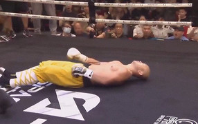 Cao thủ Nhật Bản sút giữa mặt, ‘đệ nhất Thiếu Lâm’ ngã ngửa bất động trên võ đài