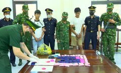 Bắt quả tang 2 thanh niên đưa 12.000 viên ma túy từ Lào về Việt Nam