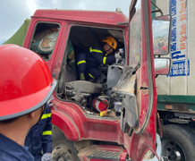 Phú Yên: Giải cứu tài xế xe tải bị mắc kẹt trong cabin sau vụ tai nạn