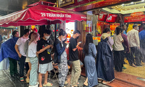 Người dân đội mưa chờ mua bán vàng trong ngày giá sắp chạm 90 triệu đồng/lượng