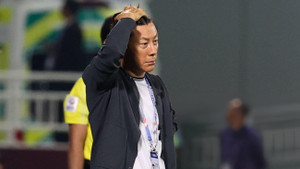 Bị đuổi vì cãi trọng tài, HLV Shin Tae-yong vùng vằng chống lệnh