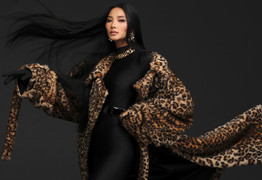 Hoàng Thùy lăng xê mốt 'vợ ông trùm' quyến rũ, bí ẩn