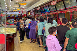 Người dân đổ xô mua, cửa hàng hết vàng miếng SJC