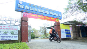 Trao cơ hội, nối ước mơ: Nước mắt người mẹ nghèo chăm con học giỏi