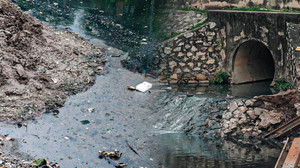 1km 40 họng xả thải, sông Tô Lịch thành cống nước đen lộ thiên