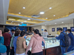 Giá lên 92 triệu đồng, dân TP.HCM chờ 2 tiếng mua 3 chỉ vàng