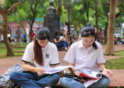 Dậy từ 4h đi thi đánh giá năng lực, viết tiếp ước mơ làm giáo viên của mẹ