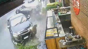 Tài xế mất kiểm soát, xe bán tải tông ô tô lật nhào