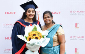 Nữ sinh Đại học Bách khoa người Sri Lanka xúc động kể về mẹ trong lễ tốt nghiệp 