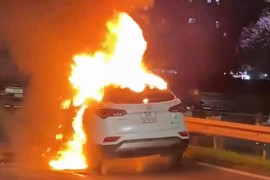 Hà Nội: Ô tô bốc cháy giữa trời mưa trên đường vành đai 3