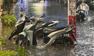 Mưa lớn chiều tối, nhiều tuyến phố Hà Nội ngập sâu