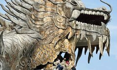 Tháo dỡ những vật nguy hiểm trong tượng rồng ma mị tại công viên bỏ hoang ở Huế