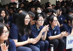 Trường THPT chuyên Ngoại ngữ tăng học phí