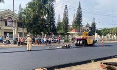 Xe máy va chạm xe lu, bé trai 6 tuổi ở Gia Lai tử vong