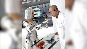 Bên trong nhà máy sản xuất robot giống người thật ở Trung Quốc