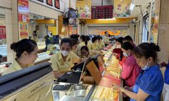Tin giá vàng còn tăng, người TP.HCM đổ đi mua, tiệm nhỏ hết nhẫn để bán