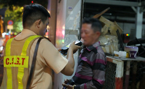 Người đàn ông gọi bạn đến chốt CSGT xin bỏ qua vi phạm nồng độ cồn