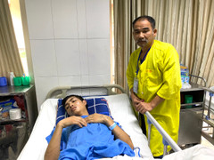 Con bị tai nạn liệt hai chân, cha phụ hồ bất lực 'chỉ còn cách đưa con về nhà'