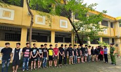 Tạm giữ 20 thanh niên vác dao kiếm đuổi đánh nhau gây náo loạn đường phố Hà Nội