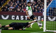 Thủ môn hay nhất World Cup mắc lỗi sơ đẳng, biếu bàn thắng cho Liverpool