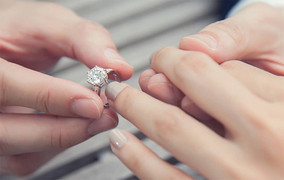 Vừa nhìn thấy nhẫn đính hôn không có kim cương, bạn gái đòi chia tay ngay