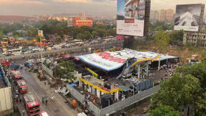 Biển quảng cáo khổng lồ đổ sập làm 90 người thương vong