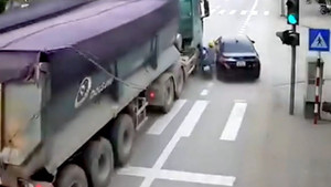 Tài xế ô tô vượt ẩu hất người đi xe máy ngã vào đầu xe ben