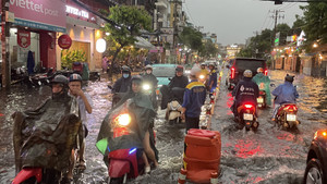 TP.HCM mưa trắng trời, đường phố ngập khắp nơi