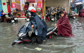 TP.HCM mưa trắng trời giờ tan tầm, nhiều tuyến đường ở Thủ Đức ngập nặng