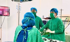 Ca song thai tự nhiên hiếm gặp, một trong, một ngoài tử cung