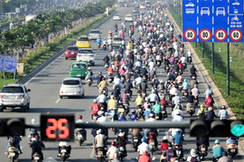 Xe máy đi không tuân thủ vạch kẻ đường bị phạt bao nhiêu tiền?