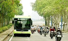 Vì sao ngày càng nhiều người đi làm thích 'cất xe riêng, đi xe buýt'?