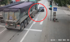 Thầy giáo có nồng độ cồn, lái xe vượt ẩu hất người đi xe máy ngã vào đầu xe ben