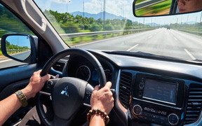 Ô tô tay lái nghịch của người nước ngoài có được lái ở Việt Nam?