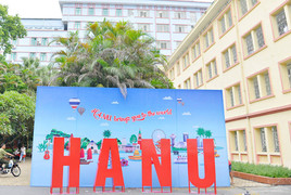 Nhiều sinh viên Đại học Hà Nội phản ứng vì trường 'không giữ lời hứa về học phí'